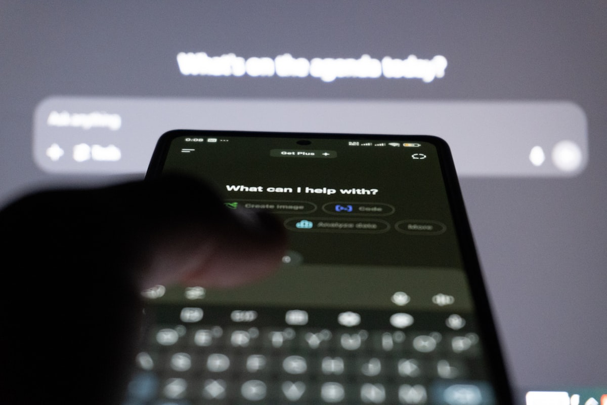 Pessoa usando celular com interface de chatbot de inteligência artificial na tela