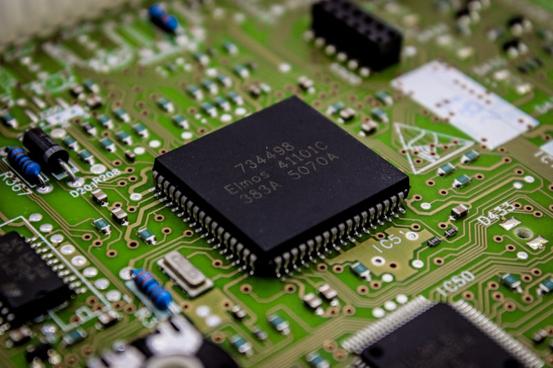 Macro de chip em placa de circuito com tons azuis — DeepSeek desenvolve chip próprio de IA