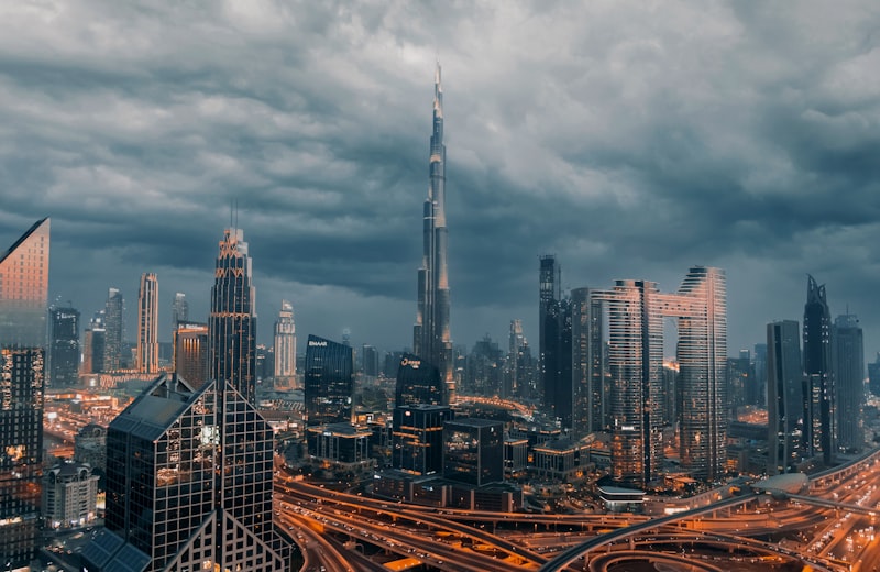 Skyline de Dubai à noite — soberania de dados de IA nos Emirados Árabes